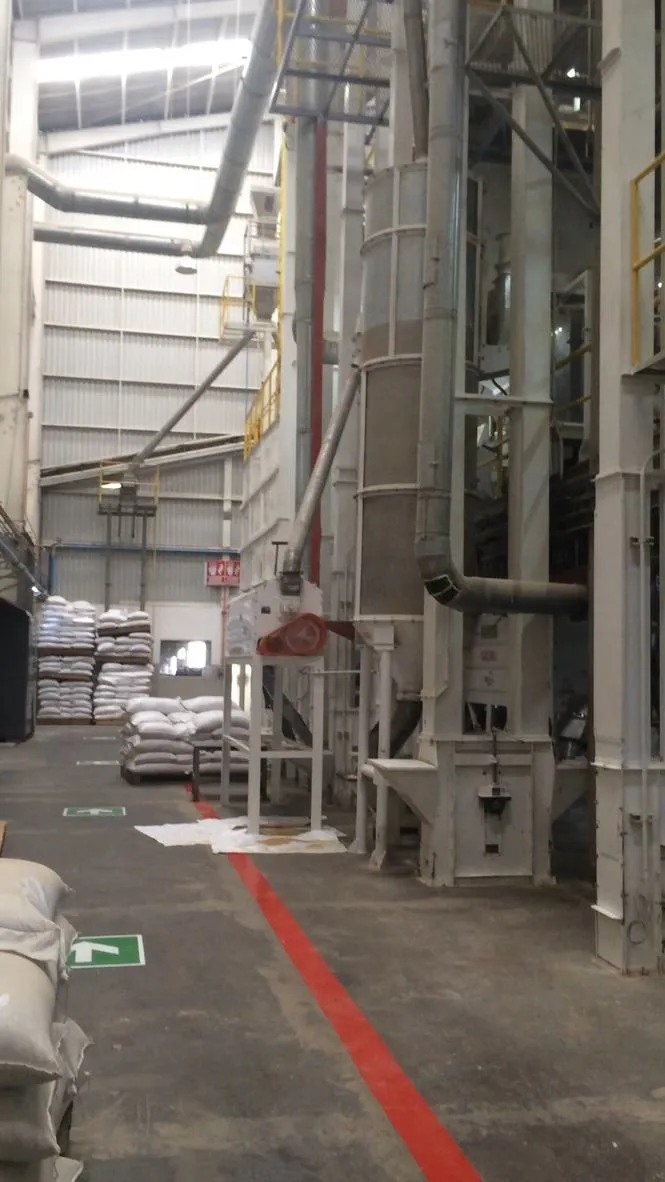 Columnas de proceso industrial en planta de arroz